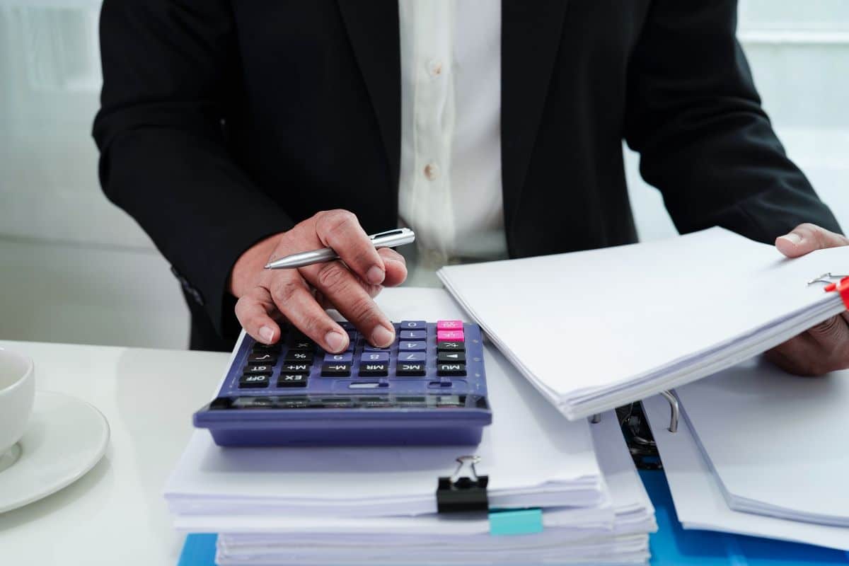 business-woman-working-with-documents