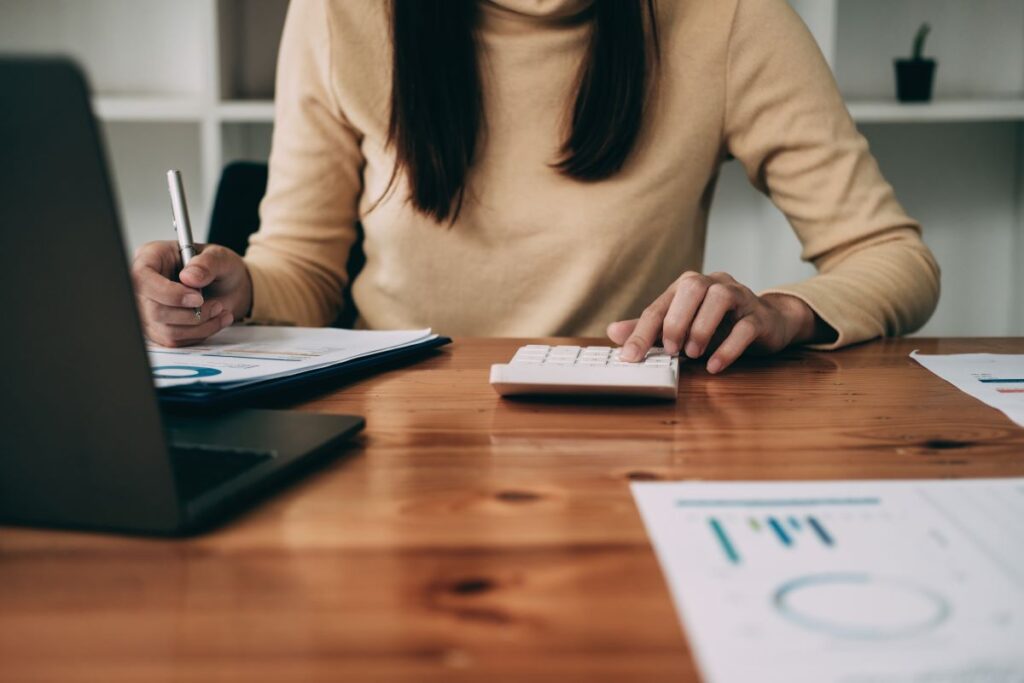 hand-of-accountant-working-with-computer