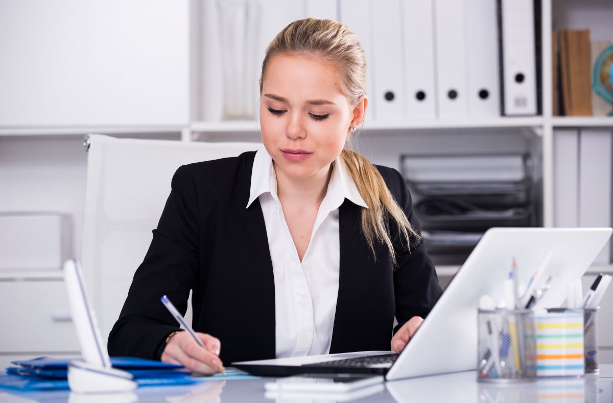 businesswoman-using-laptop