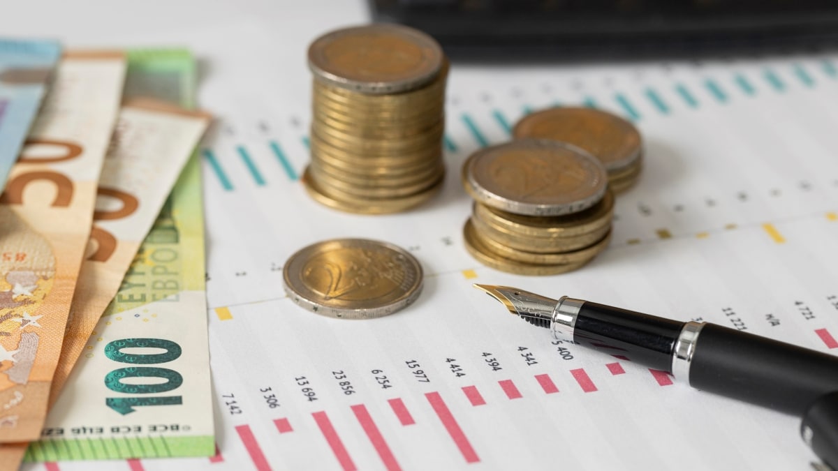 high-angle-coins-banknotes-arrangement