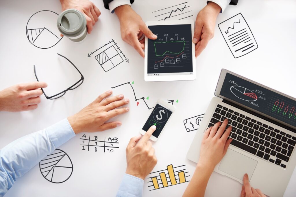 hands-table-business-meeting