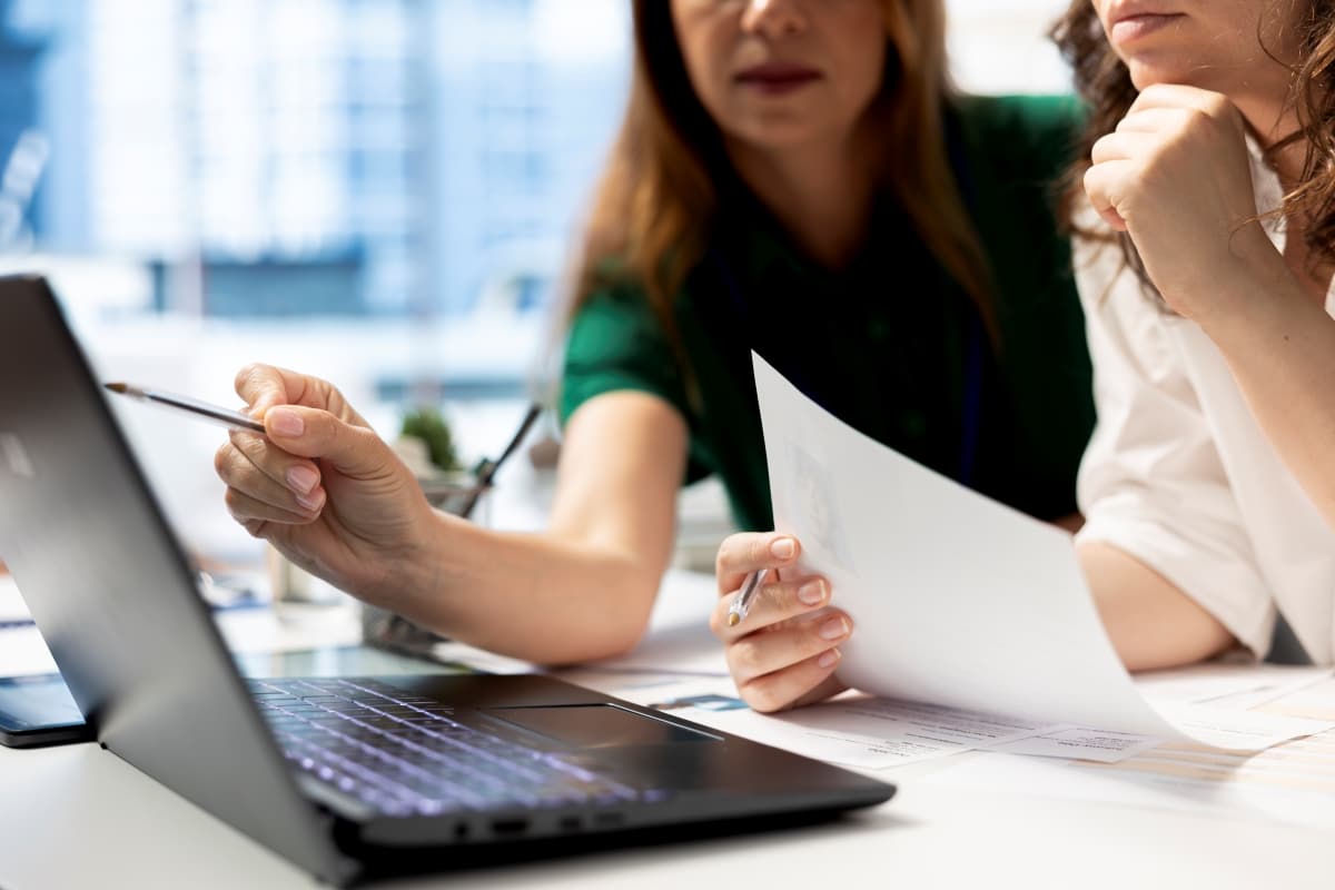 coworkers-using-laptop